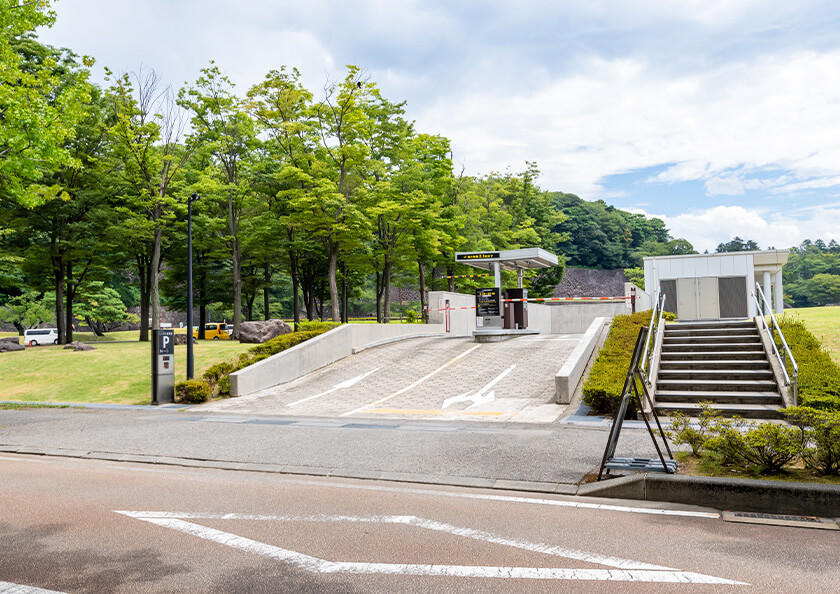 地下駐車場への入口